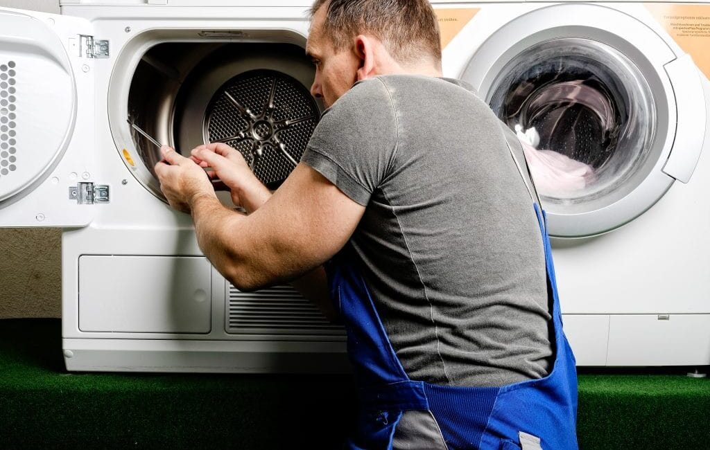 28. Lava e Seca: Arrumar é a Melhor Opção? 1 Descubra se consertar sua lava e seca é a melhor opção. Veja dicas de manutenção, quando trocar e como prolongar a vida útil do seu eletrodoméstico.